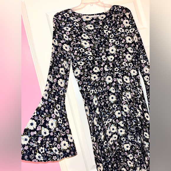 American Eagle Women's Soft and Sexy Bell Sleeve Black floral Swing Dress Size S - Picture 3 of 7